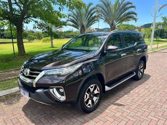 TOYOTA HILUX SW4 2.8 SRX DIAMOND 4X4 7 LUGARES 16V TURBO INTERCOOLER DIESEL 4P AUTOMÁTICO TOYOTA HILUX SW4 2.8 SRX DIAMOND 4X4 7 LUGARES 16V TURBO INTERCOOLER DIESEL 4P AUTOMÁTICO
